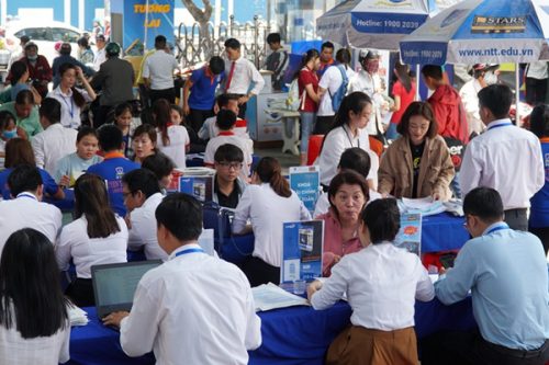 nhan ngay hoc bong khi xet tuyen vao truong dh nguyen tat thanh